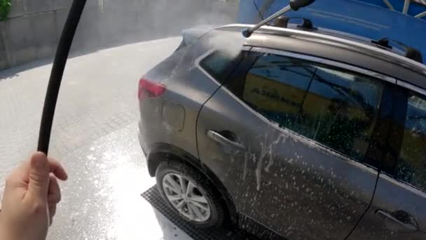 Gezichtspunt Man Wassen Auto Bij Carwash Hogedruk Water — Stockvideo