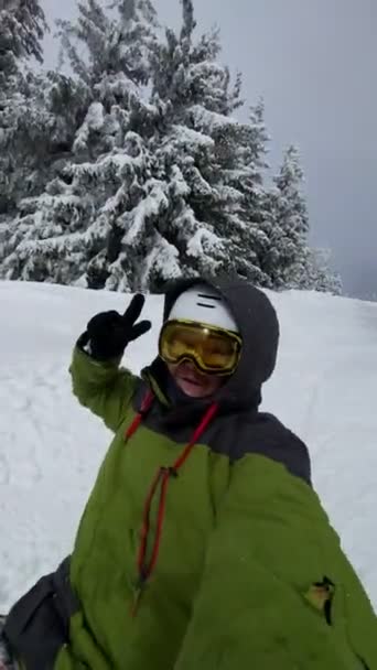 Ευτυχισμένος Άνθρωπος Snowboarder Μιλάμε Selfie Βαθιά Σκόνη Χιόνι Freeriding — Αρχείο Βίντεο