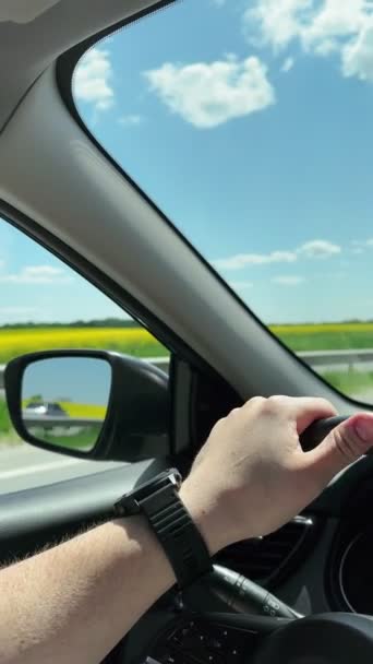 Mann Hand Lenkrad Kopiert Weltraum Roadtrip — Stockvideo