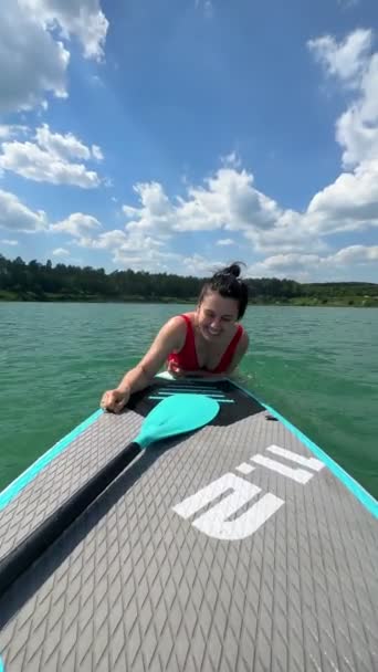 Mujer Feliz Salir Supboard Medio Del Lago — Vídeos de Stock