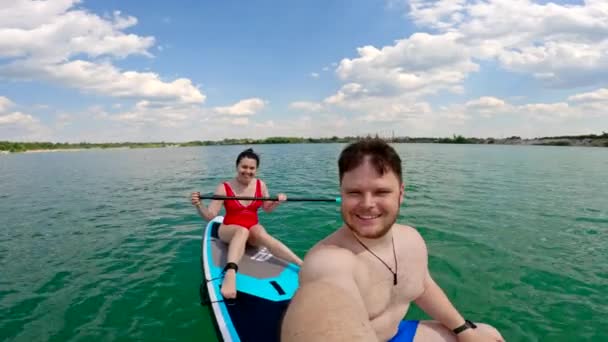Gelukkig Paar Supboard Plezier Hebben Water Zonnige Zomerdag — Stockvideo