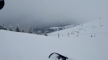 Kar kayağı merkezindeki kar kayakçısının pov 'u kopyalama alanı