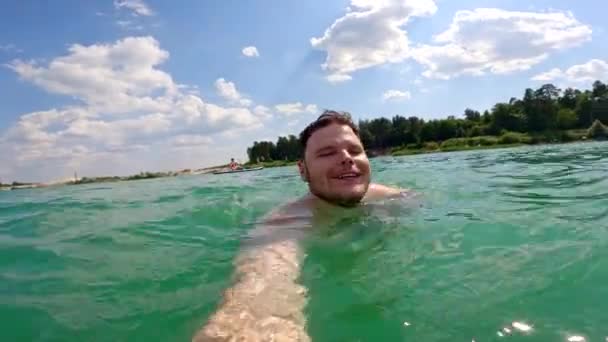 Щасливий Чоловік Плаває Озері Жінка Борту Фоні Літніх Канікул — стокове відео