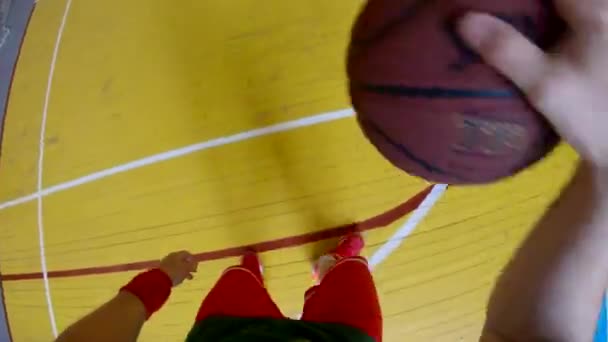 Mann Aus Persönlicher Perspektive Spielt Basketball Auf Dem Sportplatz — Stockvideo