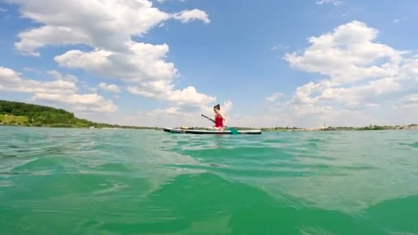 Žena Sedí Supboard Létě Slunečný Den Kopírovat Prostor — Stock video