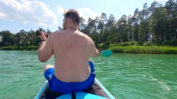 Man Chillen Supboard Zonnige Zomerdag Vakantie Het Water — Stockvideo
