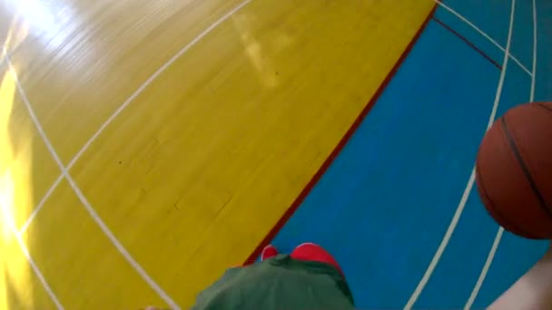 Perspectiva Personal Hombre Jugando Baloncesto Cancha Deporte — Vídeos de Stock