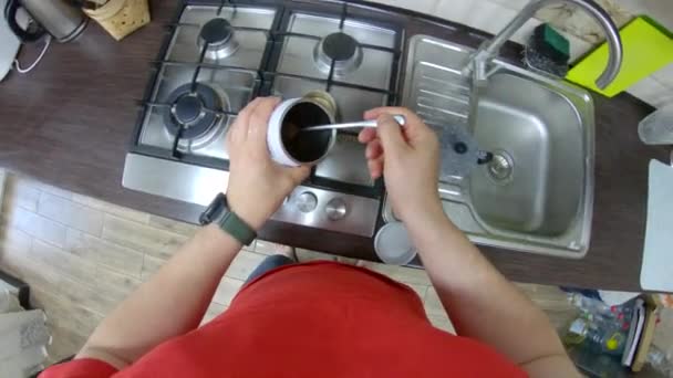 Πρόσωπο Προοπτική Άνθρωπος Κάνει Καφέ Στο Σπίτι Pov Κουζίνα — Αρχείο Βίντεο