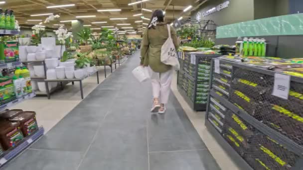 Siguiente Mujer Caminando Por Jardín Tienda Gran Angular — Vídeo de stock