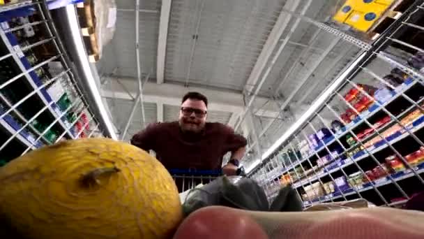 식료품점 생활양식에 트롤리 카트를 행복한 — 비디오