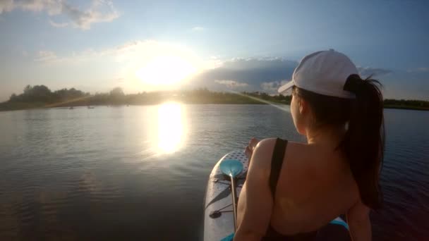 Жінка Відпочиває Судні Посеред Озера Заході Сонця — стокове відео