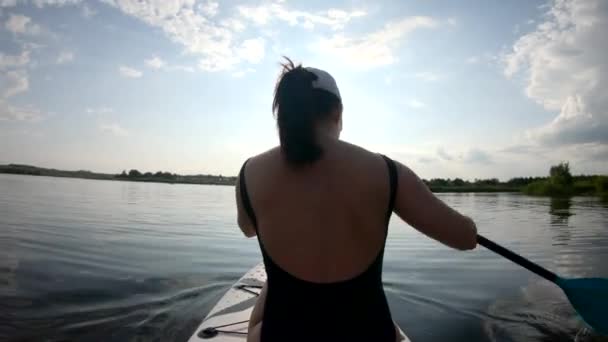 Mujer Descansando Supboard Medio Del Lago Puesta Del Sol — Vídeos de Stock