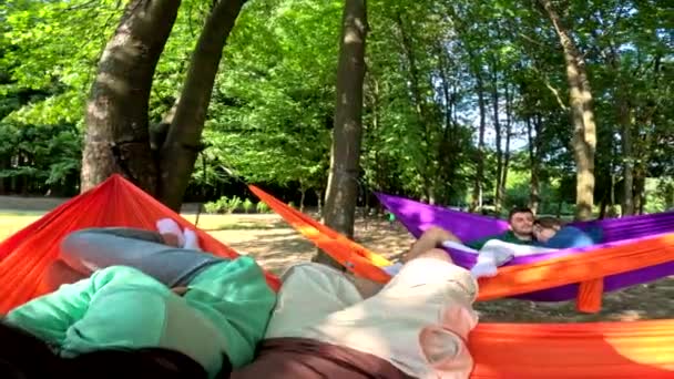 Amis Heureux Sur Des Hamacs Dans Parc Public Refroidissant — Video