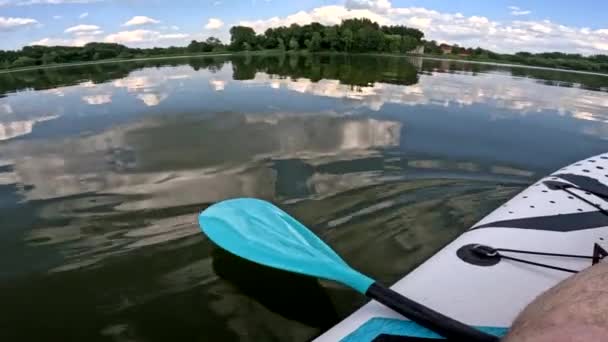 Pov Mannen Chillen Paddle Board Kopieerruimte — Stockvideo