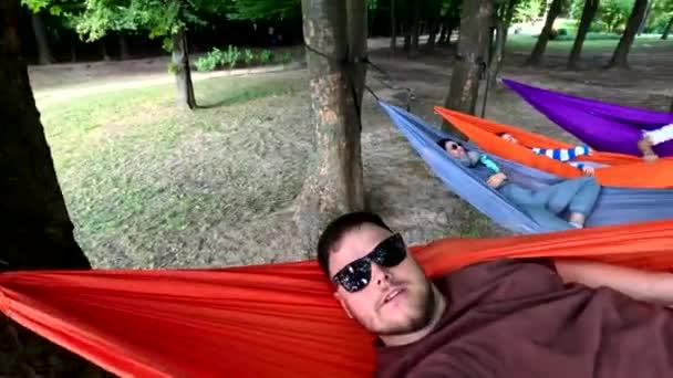Gelukkig Vrienden Hangmatten Openbaar Park Chilling — Stockvideo