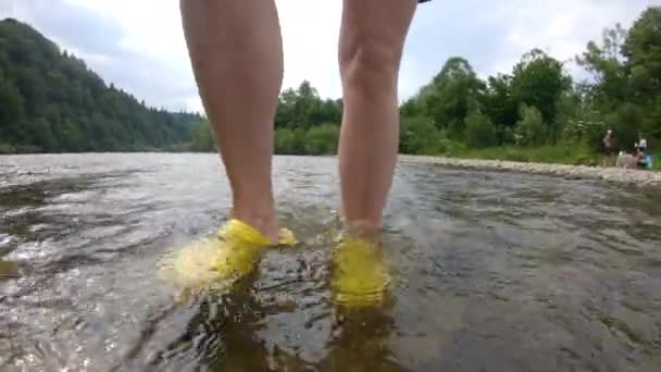 Kadın Bacakları Dağ Nehrinde Yürüyor Yaklaş — Stok video
