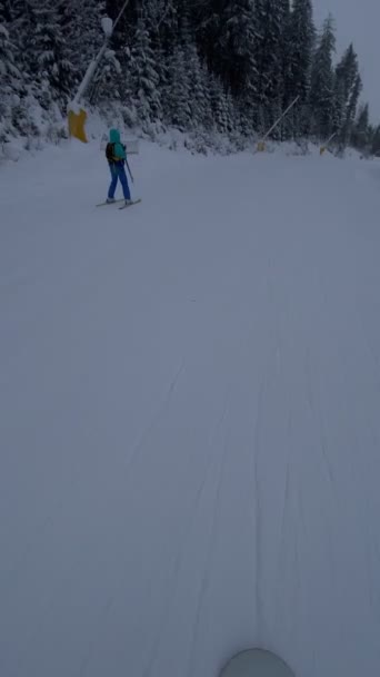 スキー場のスノーボーダーのカップル スキー場の冬の活動で女性のスキーヤーを記録する貧困 — ストック動画