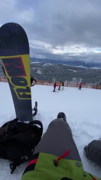 Snowboarder Ανάπαυσης Και Κοιτάζοντας Όμορφα Χιονισμένα Βουνά Σειρά Χιονοδρομικό Κέντρο — Αρχείο Βίντεο