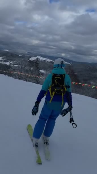 Женщина Лыжник Склоне Красивые Горы Вид Зимние Каникулы — стоковое видео