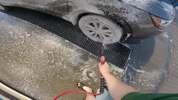 Punto Vista Uomo Lavaggio Auto Lavaggio Auto Alta Pressione Acqua — Video Stock