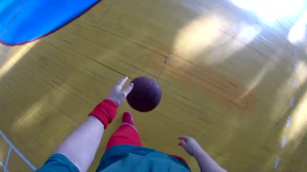 Spor Sahasında Basketbol Oynayan Kişisel Perspektif Adamı — Stok video