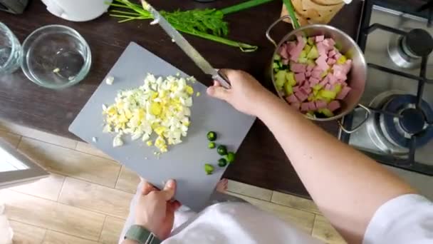 切碎煮熟的鸡蛋切碎板上的家庭食品 — 图库视频影像