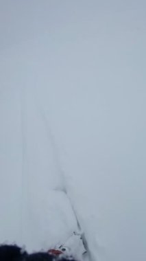 Kar kayağı merkezindeki kar kayakçısının pov 'u kopyalama alanı