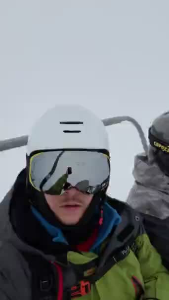 スキー場のリフトで幸せな友達 — ストック動画