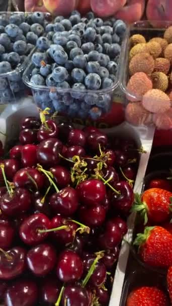 Morangos Frutas Fechar Mercado Mantimentos — Vídeo de Stock