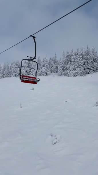 Vista Estación Esquí Desde Telesilla Día Nevado Polvo Actividades Invierno — Vídeo de stock