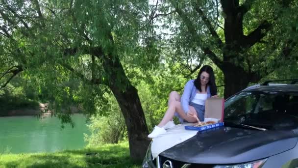 Lwów Ukraina Maja 2023 Kobieta Siedząca Masce Samochodowej Plaży Nad — Wideo stockowe