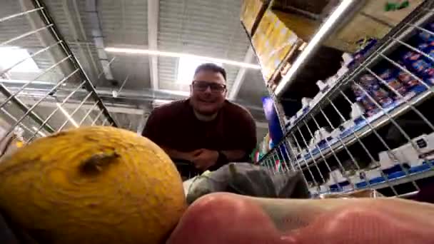 食料品店のライフスタイルでトロリーショッピングカートを持つ幸せな男 — ストック動画