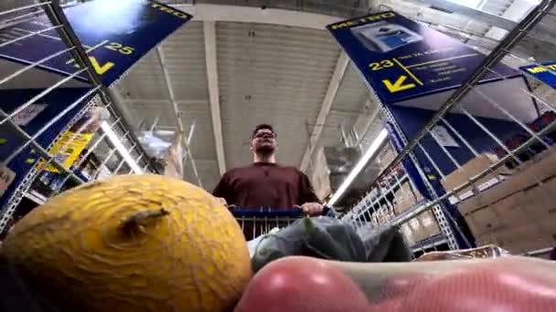 Hombre Feliz Con Carrito Compras Tienda Comestibles Estilo Vida — Vídeo de stock