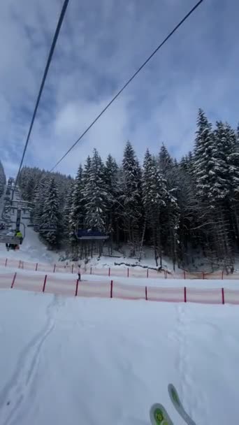 Snowboarder Sciatore Alla Seggiovia Vista Sotto Attività Invernali — Video Stock