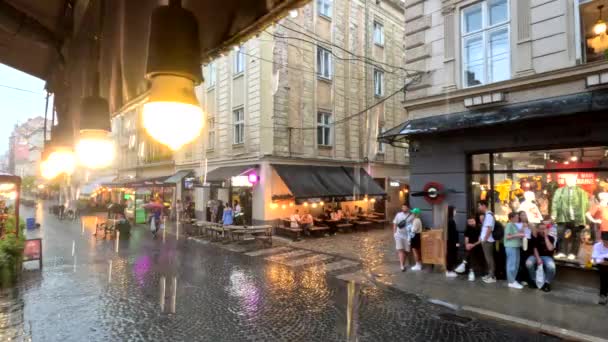 Lwów Ukraina Lipca 2023 Miasto Europejskie Turystyczne Deszczowa Przestrzeń Kopiowania — Wideo stockowe
