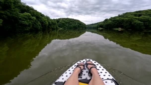 冷静な川の水の上の貧しい女性 — ストック動画