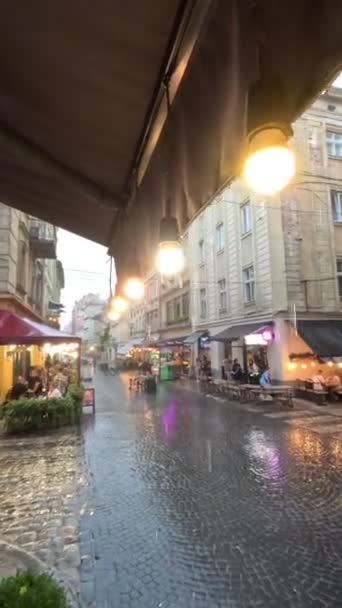 Turysta Europejski Miasto Deszczowy Pogoda Kopia Przestrzeń — Wideo stockowe