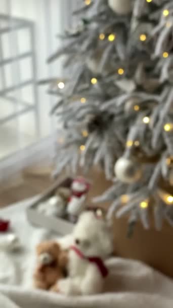 Fora Foco Árvore Natal Nevada Decorada Com Luzes Amarelas — Vídeo de Stock