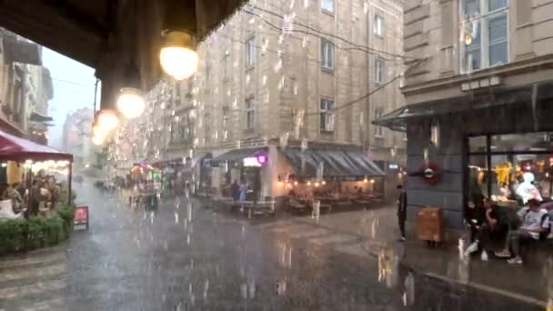 Туристичний Європейський Місто Дощова Погода Копіювання Простору — стокове відео
