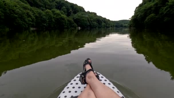 Ponto Vista Mulher Jantar Calma Água Rio — Vídeo de Stock
