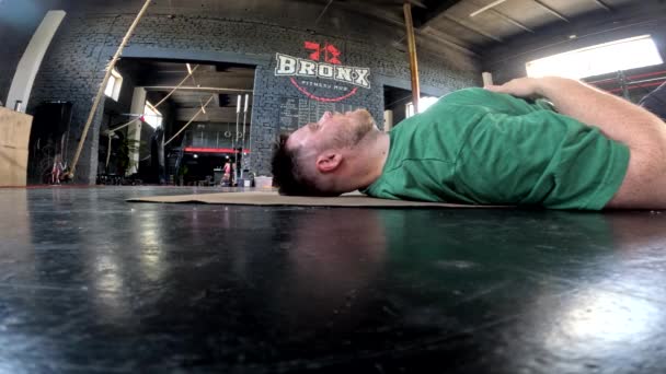 Уставший Потный Мужчина Спортзале Делает Упражнения — стоковое видео