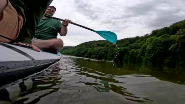Pria Bahagia Mengayuh Pada Air Ketenangan Paddleboard — Stok Video