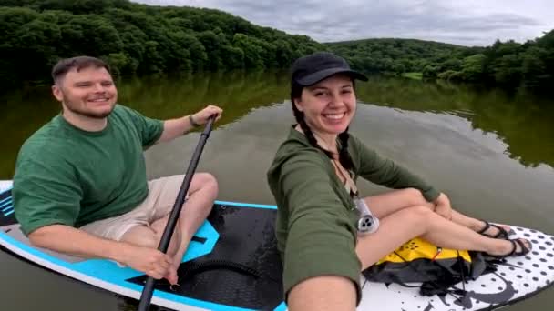 Sonriente Pareja Supboard Flotando Por Río Selfie — Vídeos de Stock
