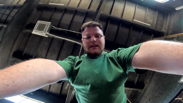 Втомлений Спітнілий Чоловік Спортзалі Робить Вправи — стокове відео