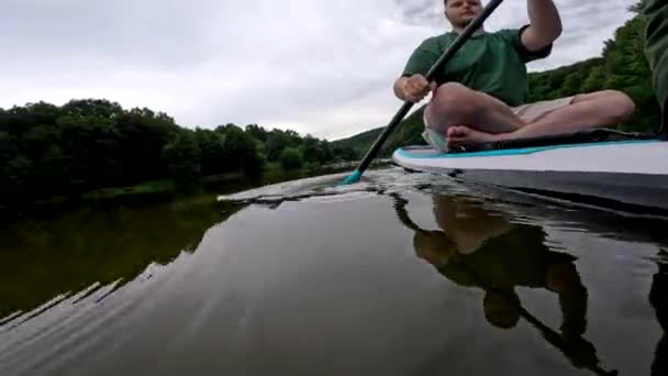 Homem Feliz Remando Água Calma Paddleboard — Vídeo de Stock