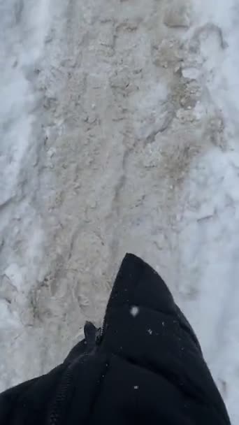 Kvinna Ben Promenader Genom Snöade Spår Efter Snöstorm Pov — Stockvideo