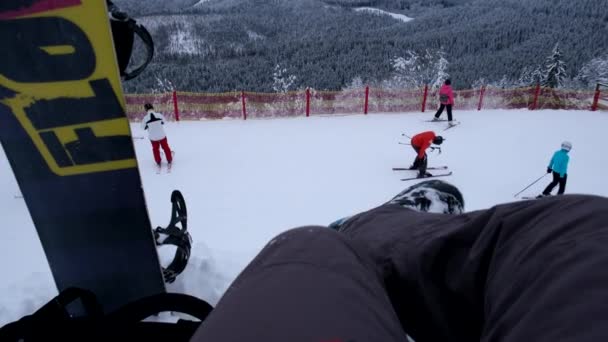滑雪者休息 欣赏美丽的雪山山脉滑雪场 — 图库视频影像