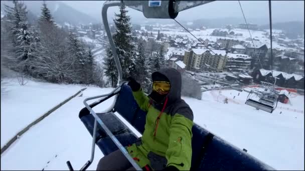 Šťastný Muž Snowboardista Lyžařském Vleku Přičemž Selfie Zimní Dovolená — Stock video