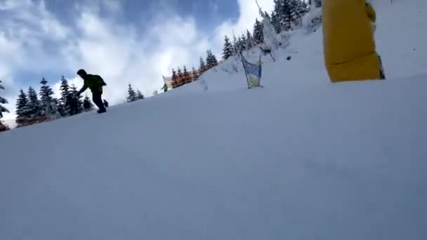 Man Snowboarder Skipiste Gevoel Van Snelheid Winter Reizen Concept — Stockvideo
