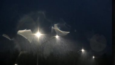 Şehir ışıklarındaki yağmur damlalarının gece görüntüsü kopyalama alanı